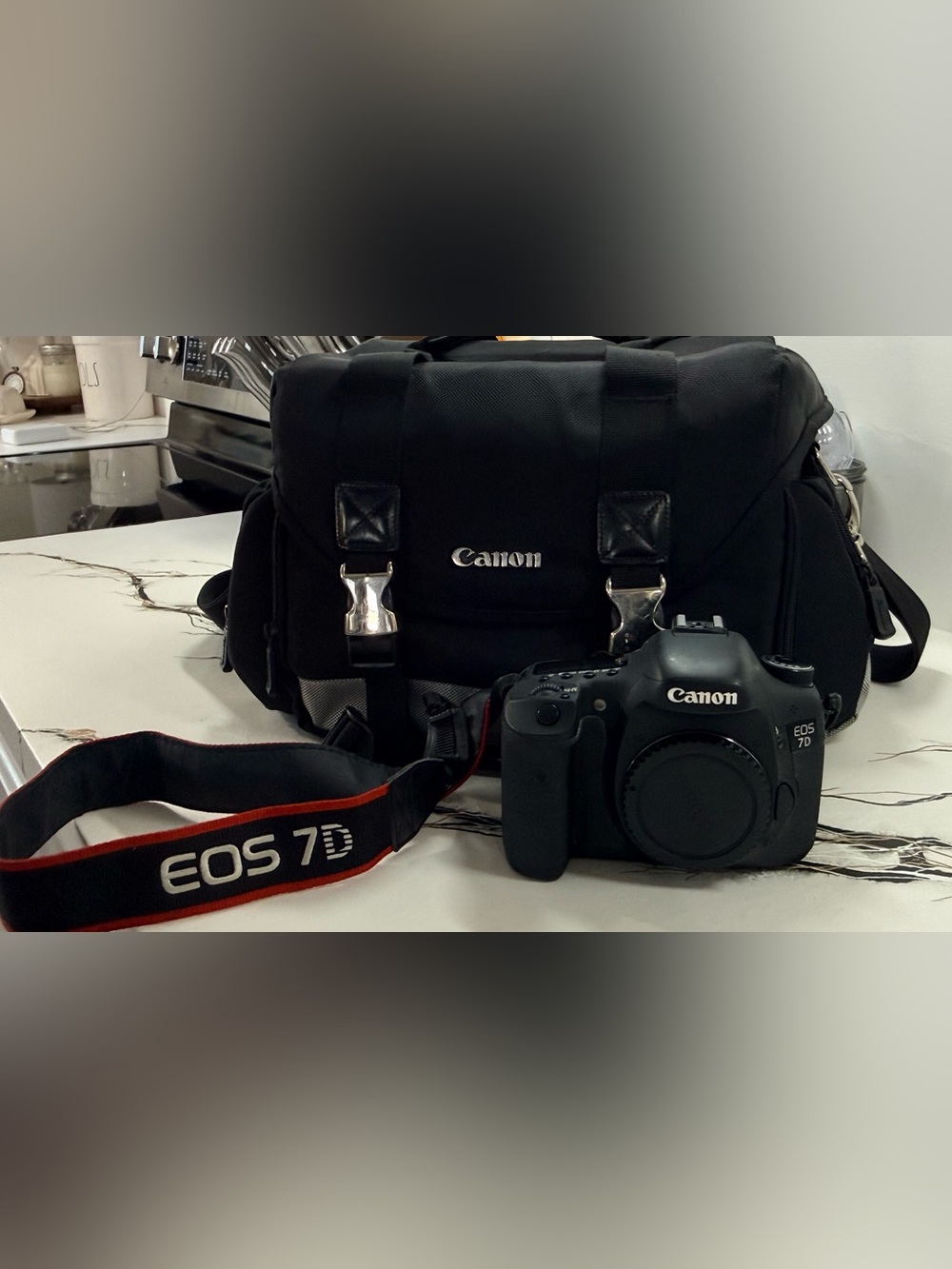 EOS 7D Canon Black DSLR Camera with Matching Black Camera Bag